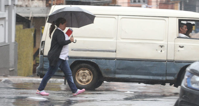 Pronostican lunes cálido y con lluvias dispersas