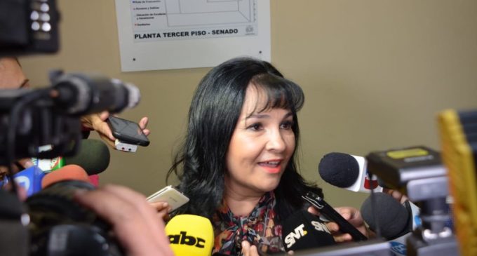 Bajac justifica rezo en Senado: “Le di honra al creador de todas las cosas”