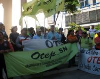 Sindicato docente realiza protesta frente al MEC