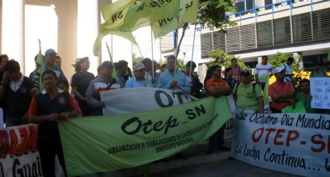 Sindicato docente realiza protesta frente al MEC