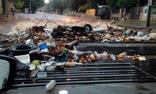 Un hombre es imputado por tirar basura en el raudal