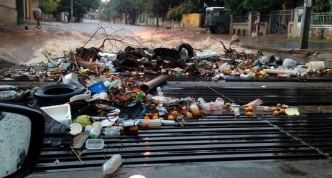 Un hombre es imputado por tirar basura en el raudal