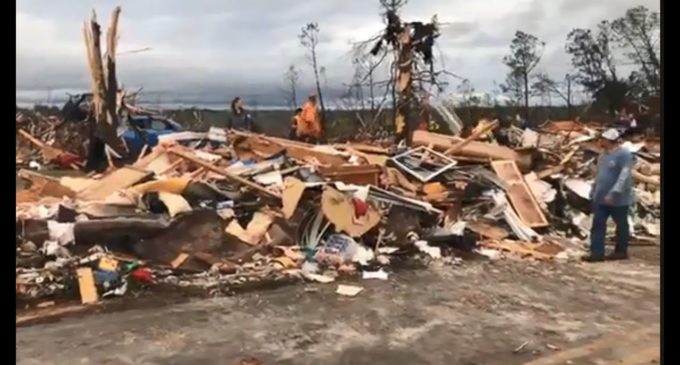 EE.UU.: Voraz tornado causa más de 20 muertos en Alabama