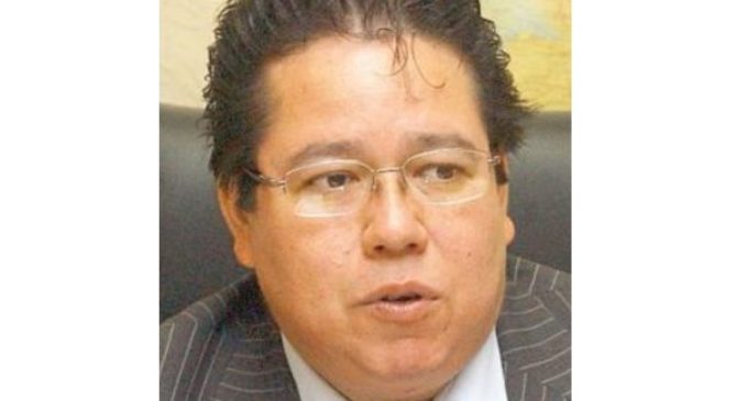 Contralor ejerce hoy su defensa