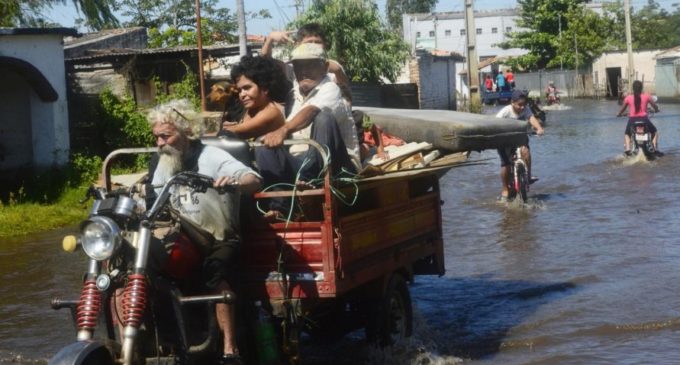 Familias del bañado son nuevamente desplazadas por la crecida del río