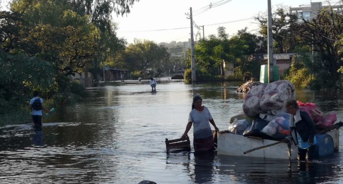 Pobladores del bañado Norte abandonan sus hogares