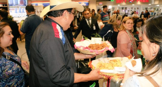 Recibimiento “a lo Paraguay” a pasajeros en el aeropuerto Silvio Pettirossi