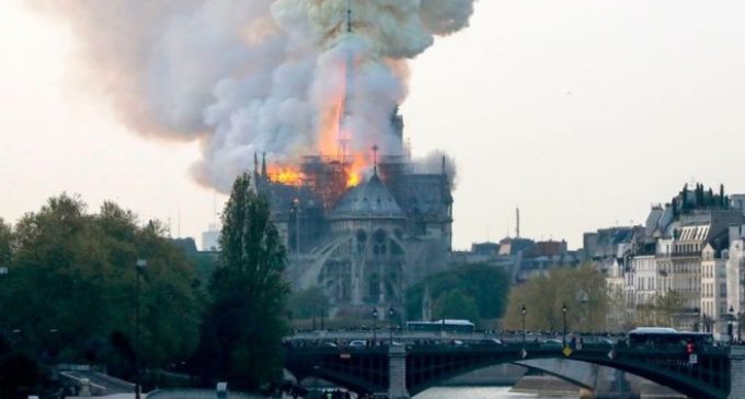 La Catedral de Notre Dame se incendia
