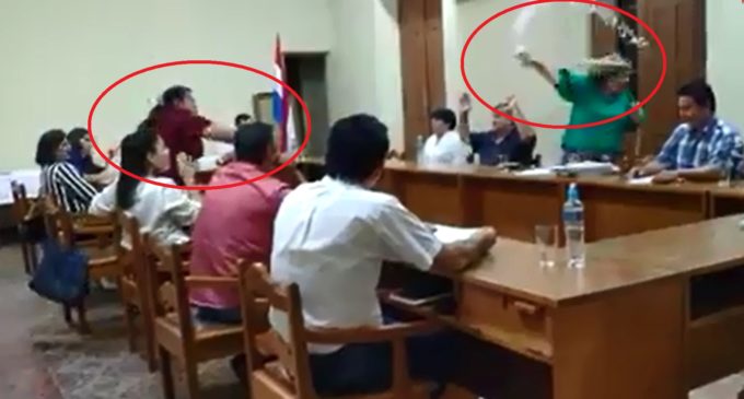 “Botellazos” a lo Payo Cubas en Junta Municipal de San Pedro