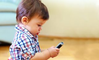 La OMS recomienda no dar pantallas electrónicas a niños menores de 1 año