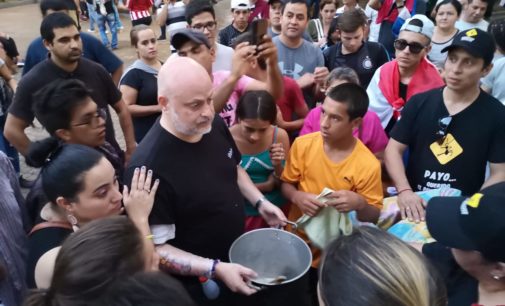 Manifestantes y el senador Payo seguirán en la plaza hasta el domingo