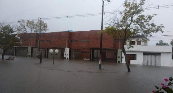 “Las motobombas ya no dan abasto”: Empeora situación en Pilar con crecida del río