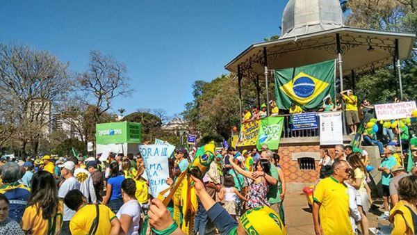 Miles de brasileños salen a las calles para protestar contra una debilitada Dilma