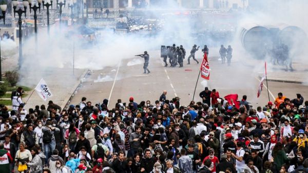 Brasil: más de 200 heridos tras un brutal choque entre docentes en huelga y policías