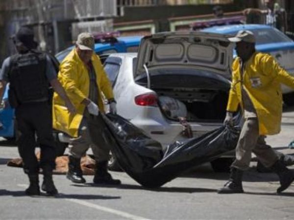 Cinco cadáveres fueron encontrados dentro un auto en Río de Janeiro