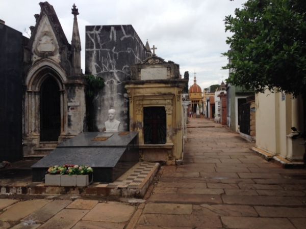 Profanan tumbas en cementerio de la Recoleta