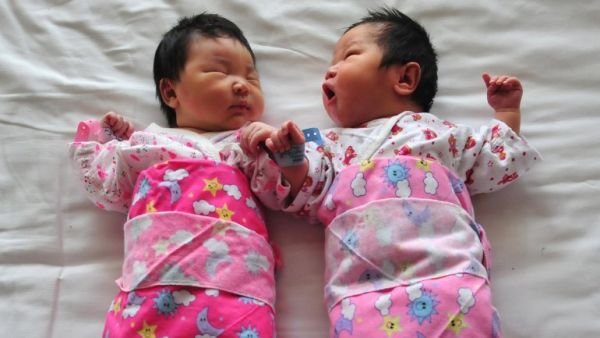 China: La política de dos hijos supondrá 30 millones de obreros más
