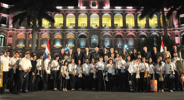 Orquesta de Cateura recibe reconocimiento y critica a los políticos