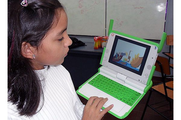 Arrancó entrega del programa ?Una computadora por niño?