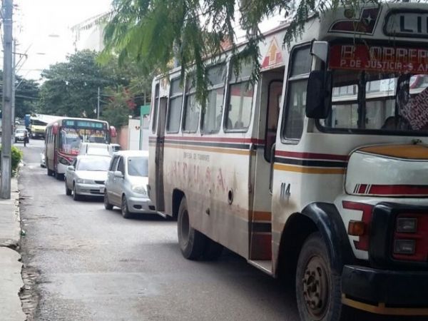 PMT ocasiona caos vehicular por cerrar la calle equivocada