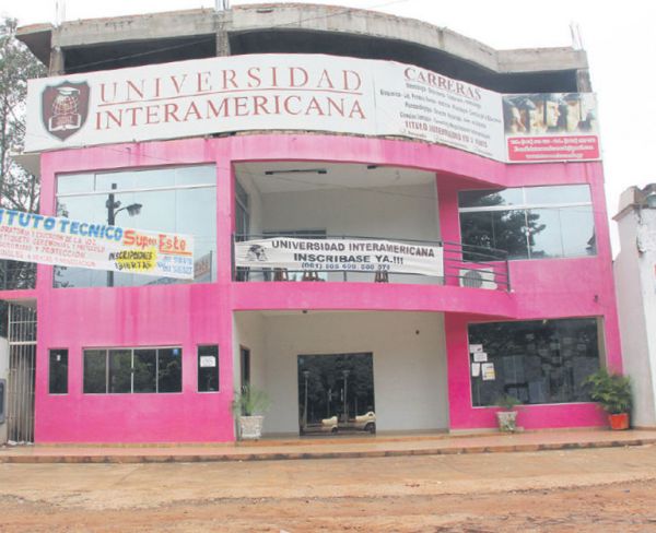 Denuncian a la Universidad Interamericana