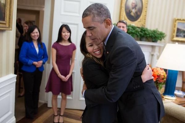 Obama recibe y abraza a la enfermera recuperada de ébola