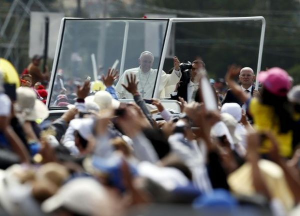 Casi un millón de fieles reciben a Francisco en parque de Quito