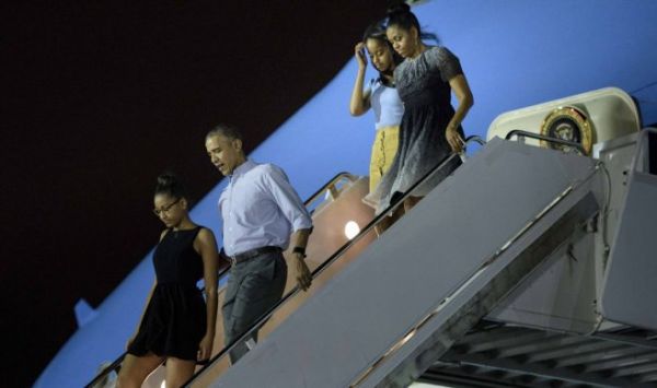 Obama y su familia comienzan sus vacaciones navideñas en Hawai