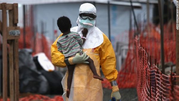 El mundo sigue en riesgo por ébola, advierten autoridades de EE.UU.