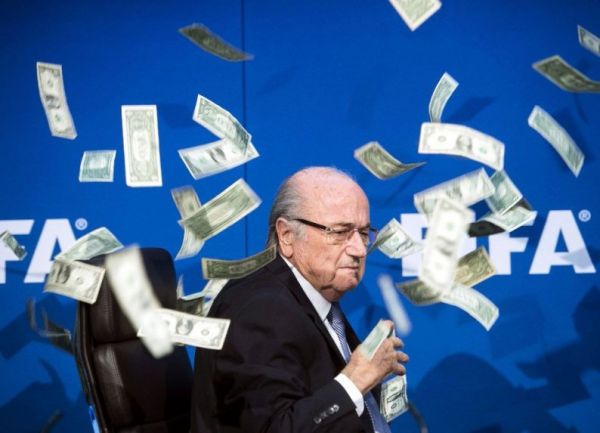 Blatter es suspendido provisionalmente 90 días de la FIFA