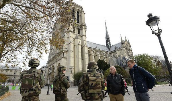 El miedo y el dolor tras los ataques de París ponen a la capital francesa en estado de sitio