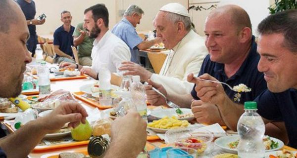 Menú del Papa incluye chipa, vori vori y asado