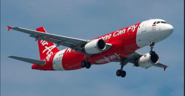 Desaparece un avión de AirAsia con 162 personas a bordo