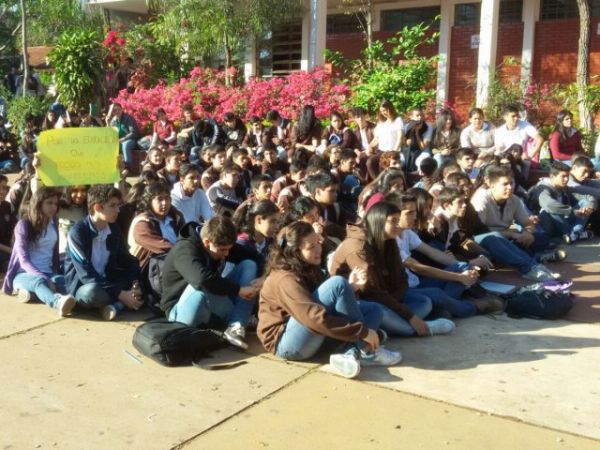 Alumnos del Colegio Técnico se manifiestan contra sistema educativo