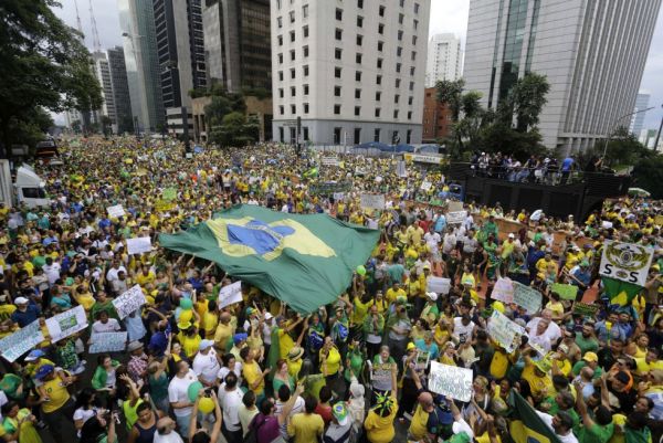 Brasil: Más de 1 millón de personas piden renuncia de Rousseff