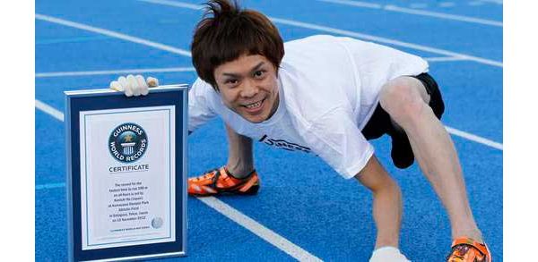 Japonés bate el récord de los 100 metros “a cuatro patas”