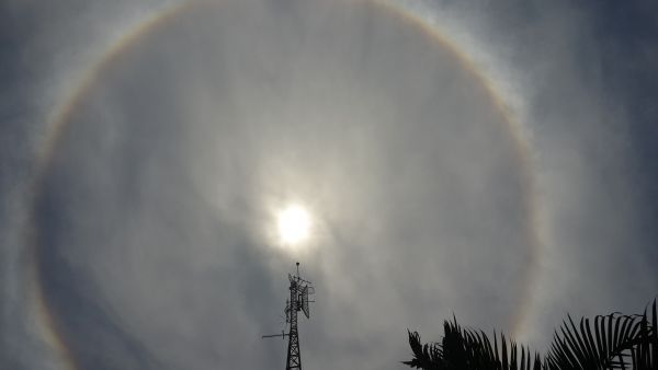A 40 grados, el sol se muestra con un extraño círculo
