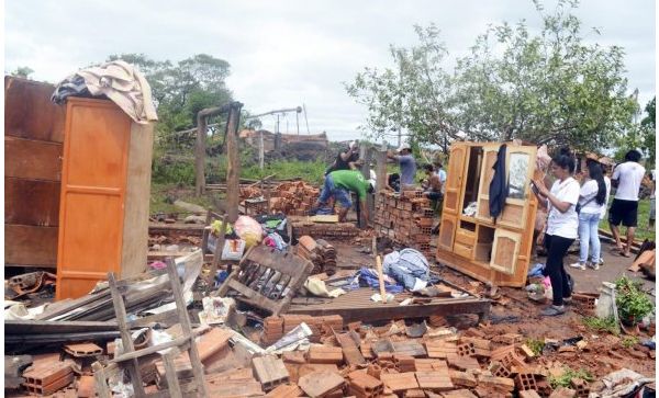Tobatí: Temporal dejó casas derrumbadas