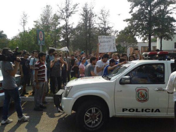 Universitarios exigen renuncia de todo el Gabinete que dirige la UNA