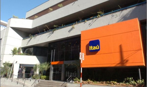 Tras lluvia de quejas, Itaú revé cancelación de tarjetas