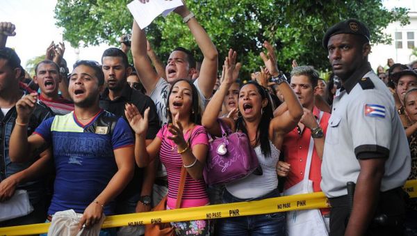 Cientos de cubanos protestan contra la exigencia de visa para viajar a Ecuador