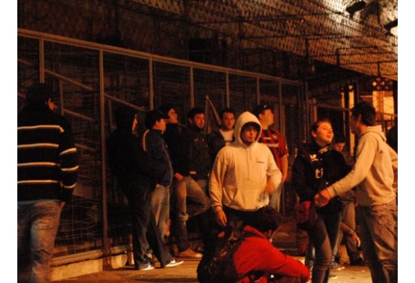 Hinchas cerristas atacan local de comidas