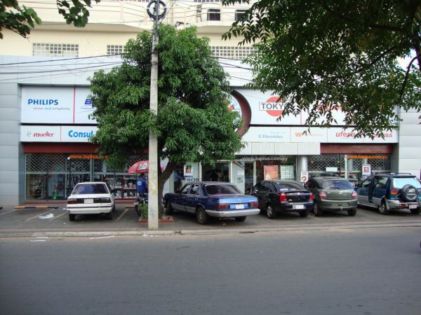 Bloquean avenida para festejo y desata furia de automovilistas