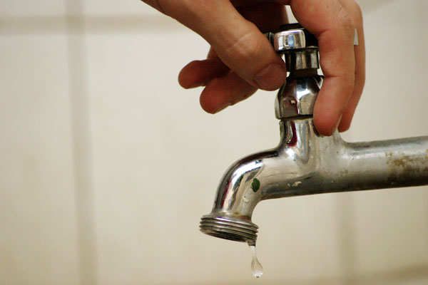 Anuncian reposición de agua al mediodía en varios barrios