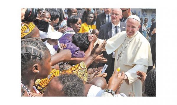 Papa admite que el condón previene el Sida