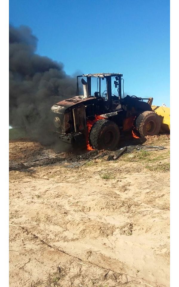 Ocupantes queman tractor hiriendo a un peón en Itakyry.