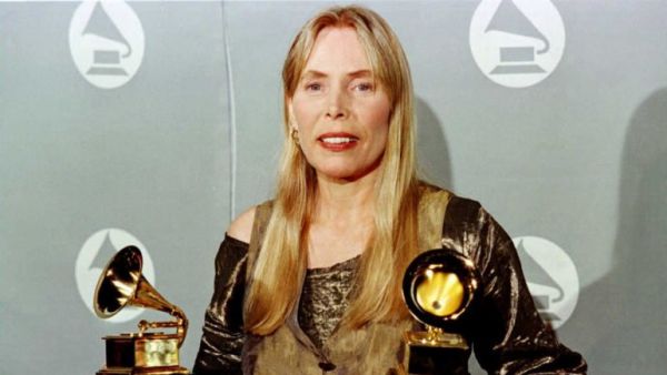 Joni Mitchell fue internada tras quedar inconsciente en su casa