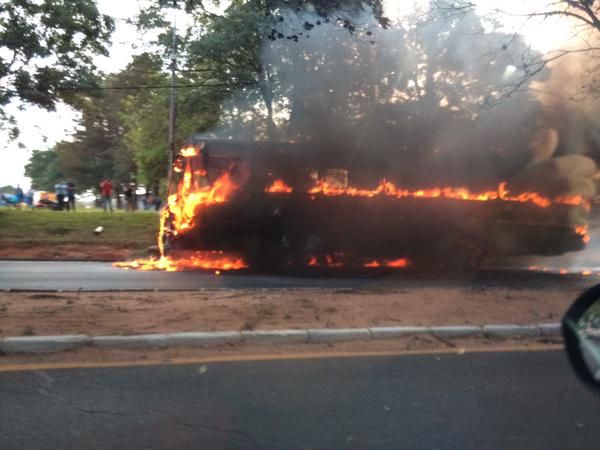 Colectivo de la línea 56 se incendió cerca del Shopping Pinedo