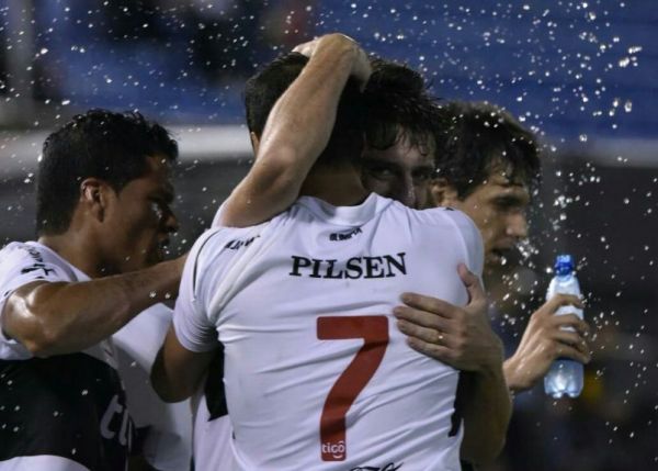 Olimpia ganó y se acerca a Cerro