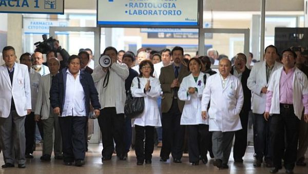 Médicos emplazan al Gobierno y anuncian paro